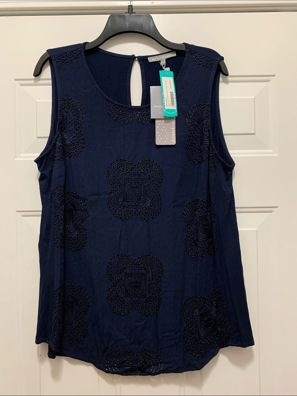 3/$15 NWT Daniel Rainn Navy Sleeveless Crochet Medallion Tank Size Large